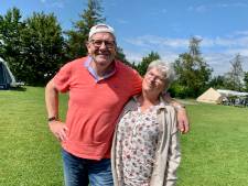 Terwijl Willem en Corrie van Urk uit Urk kamperen, trotseert kleinzoon Levi (6) de ‘kottertest’