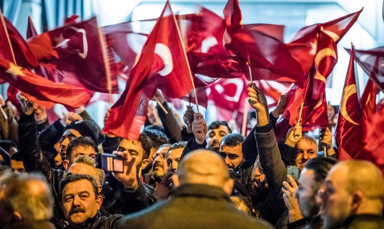 Demonstranten met Turkse vlaggen voor het consulaat in Rotterdam. Beeld Freek van den Bergh