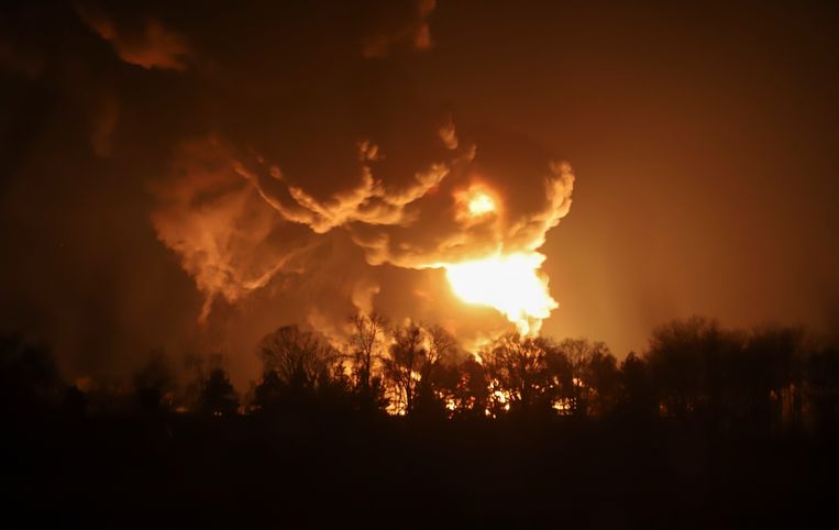Een brandende brandstoftank in Vaslkiv, 30 kilometer ten noordwesten van Kiev. Beeld EPA