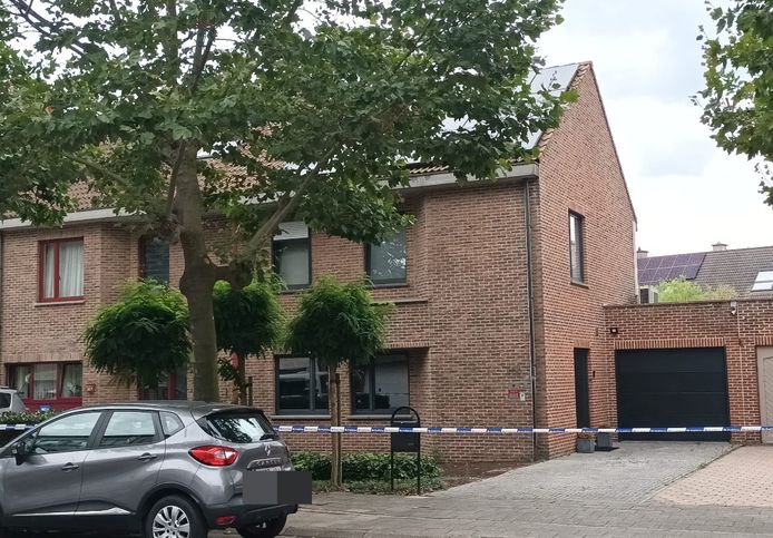 Deze woning in de Rietschoorvelden in Merksem werd zaterdagnacht opnieuw onder vuur genomen.