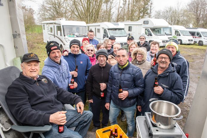 Patrick (tweede van rechts vooraan) brengt elk jaar zijn wielervrienden bijeen in Kwaremont.