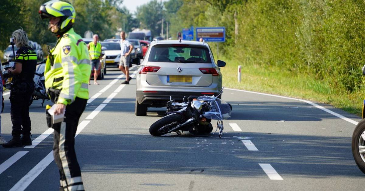 Motor botst achterop auto bij Wanneperveen: twee gewonden naar het ziekenhuis | 112 nieuws Steenwijk