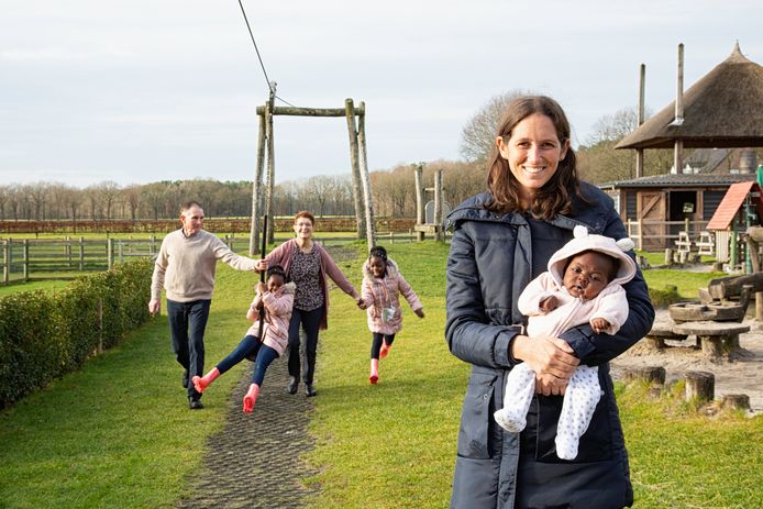 In december kwam  Nicole van Elteren naar Nederland om Teleza (toen drie maanden oud)  te laten onderzoeken in het Leids universitair ziekenhuis. Tussendoor was er tijd voor ontspanning. Zoals hier bij  speelboerderij Scherpenberg in Rucphen. Op de achtergrond haar ouders met haar twee eerder geadopteerde dochterjes Maria en Diana.