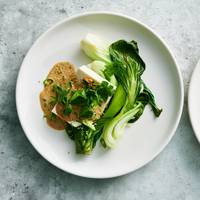 Simpel en heerlijk licht: tofu en paksoi met gember-tahinsaus