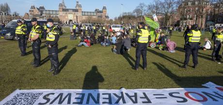 Spuitwagens en politiehonden ingezet om demonstranten van Museumplein in Amsterdam af te krijgen