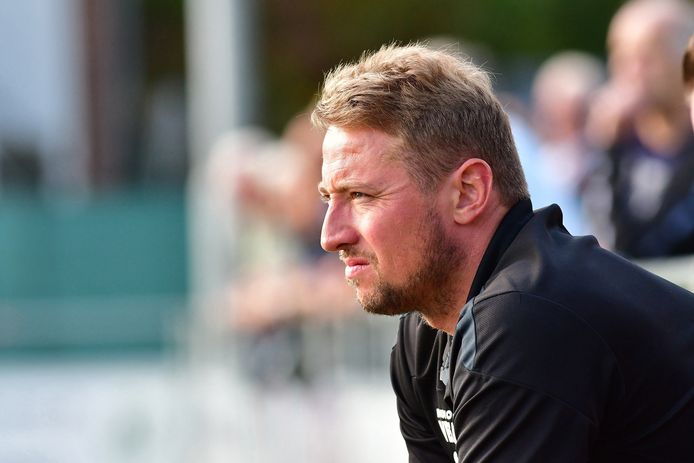 Jan Kromkamp, trainer-coach van CSV Apeldoorn zag dat zijn team tegen titelkandidaat Eemdijk geen kans had.