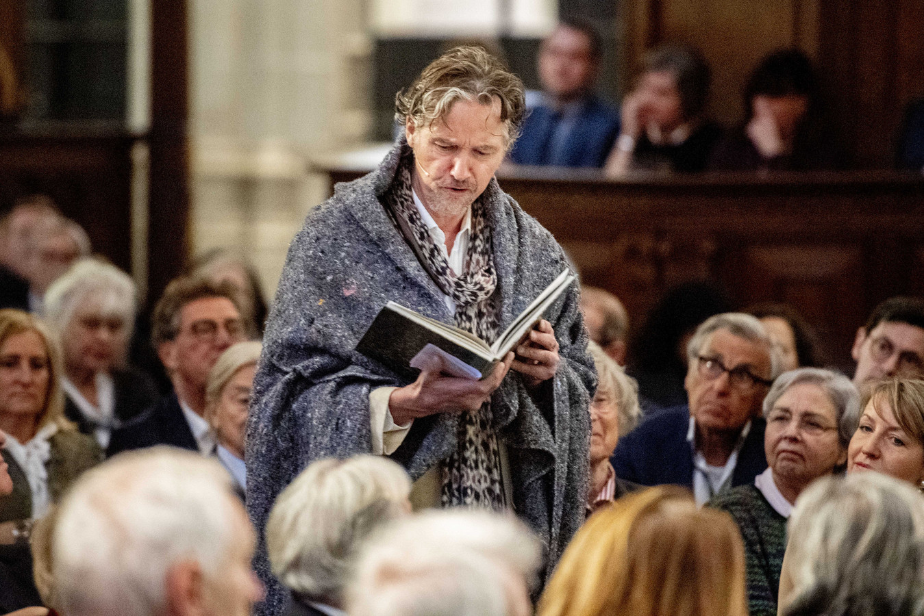 Acteur Thom Hoffman kruipt in de huid van Multatuli bij de opening van het Multatuli-jaar.
