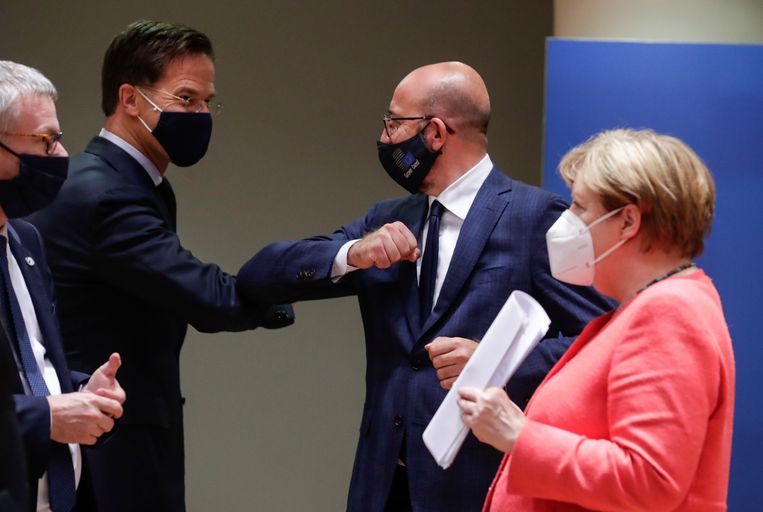 Mark Rutte elleboogt met EU-president Charles Michel.  Beeld AP
