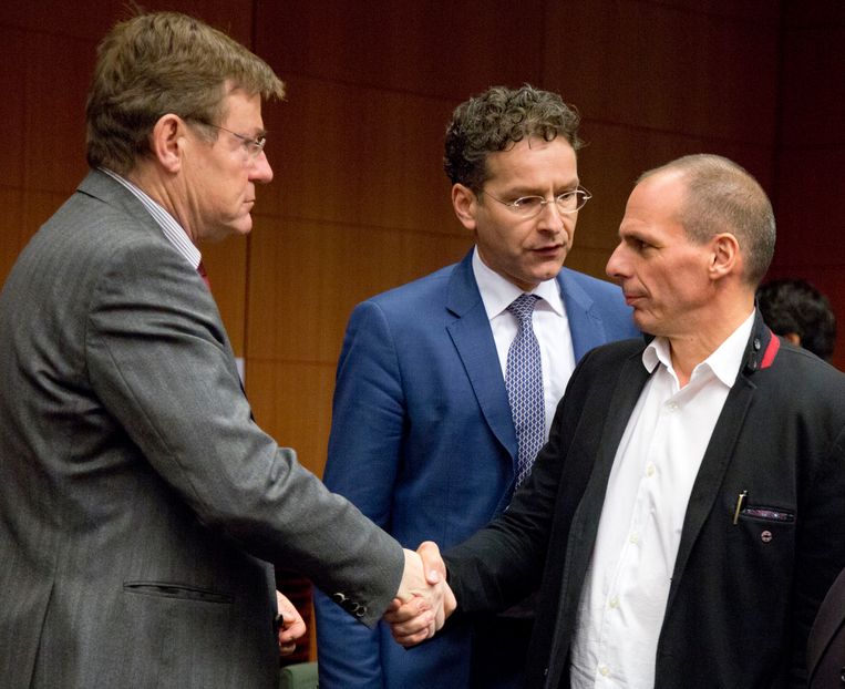 De Griekse minister Yanis Varoufakis schudt de hand met zijn Belgische collega Johan Van Overtveldt, onder het toeziend oog van Jeroen Dijsselbloem. Beeld AP