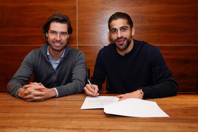 Ricardo Rodríguez zet zijn krabbel, met naast hem technisch directeur John de Jong.