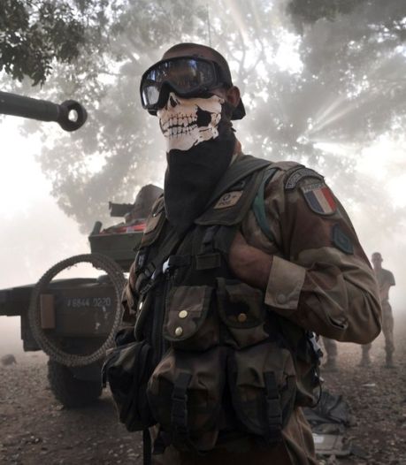 La photo d'un soldat à tête de mort au Mali fait polémique
