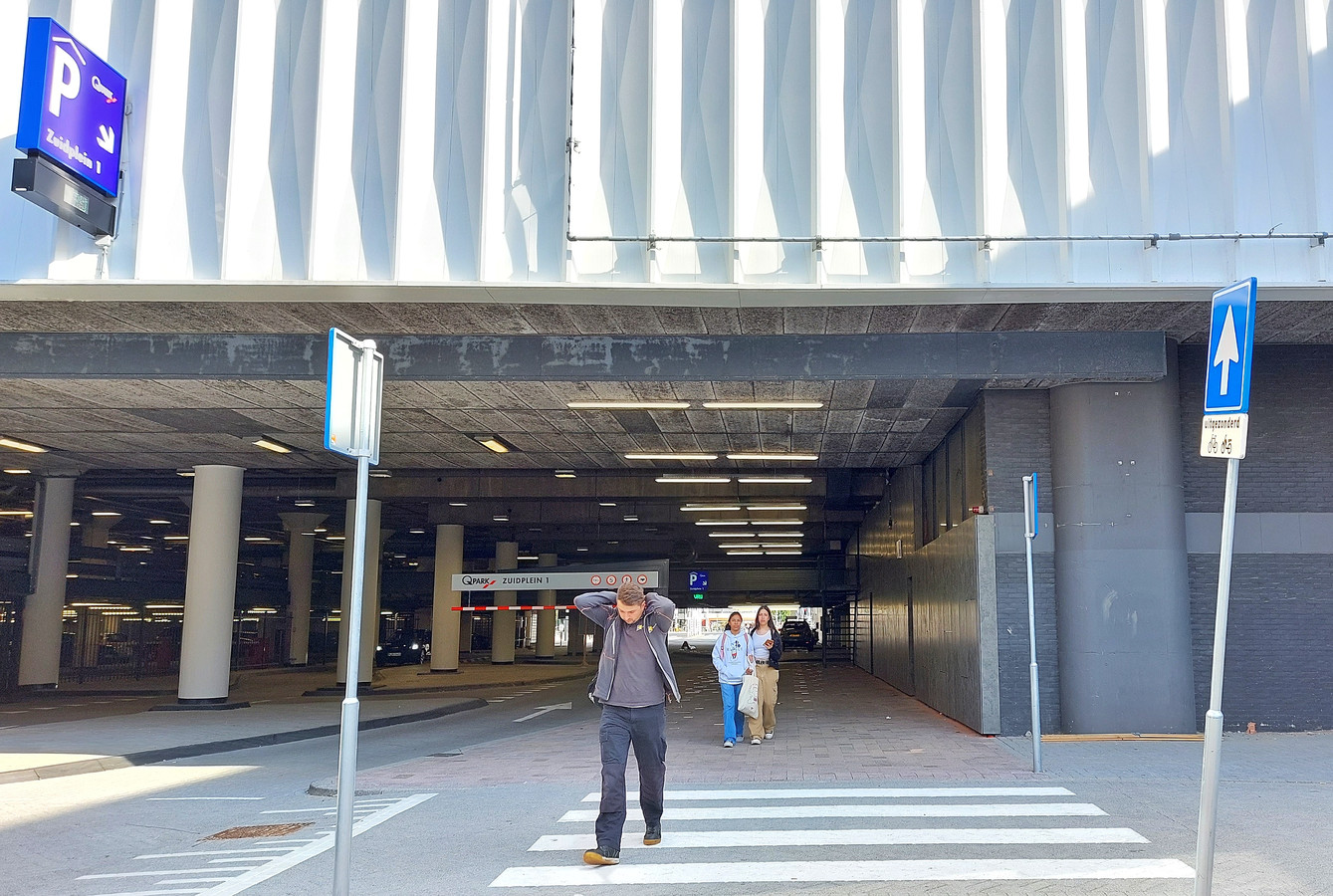 De doorsteek door de parkeergarage onder Zuidplein naar het Motorstraatgebied met het Ikazia Ziekenhuis. Als het winkelcentrum dicht is, hoef je niet meer om te lopen.