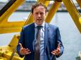 Wethouder Bas Kurvers tijdens een recent werkbezoek in de Rijnhaven. 'Het kán niet zo doorgaan.'