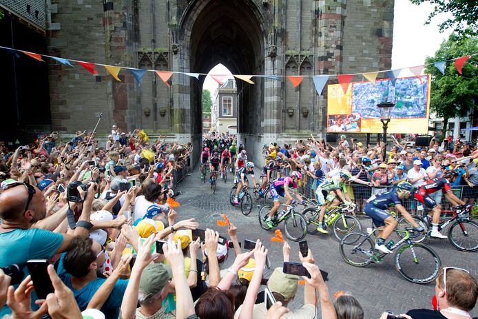 De renners rijden onder de Domtoren door in de Tour van 2015.