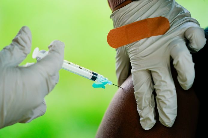 Een dosis van het Pfizer-BioNTech vaccin wordt toegediend in Amerika. Foto ter illustratie.