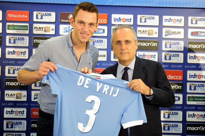 Voetballer Stefan de Vrij showt in 2014 zijn Lazio-shirt met de voorzitter Claudio Lotito (R).