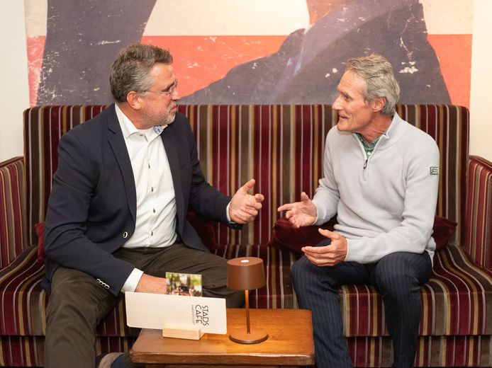 Verhitte discussie tussen deze twee tegenpolen in eerste stad van ons ...