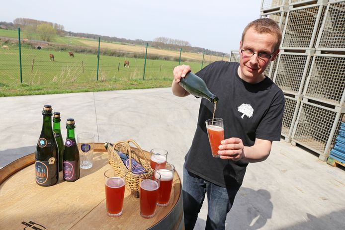 Pierre Tilquin schenkt een glas Oude Quetsche Tilquin uit.