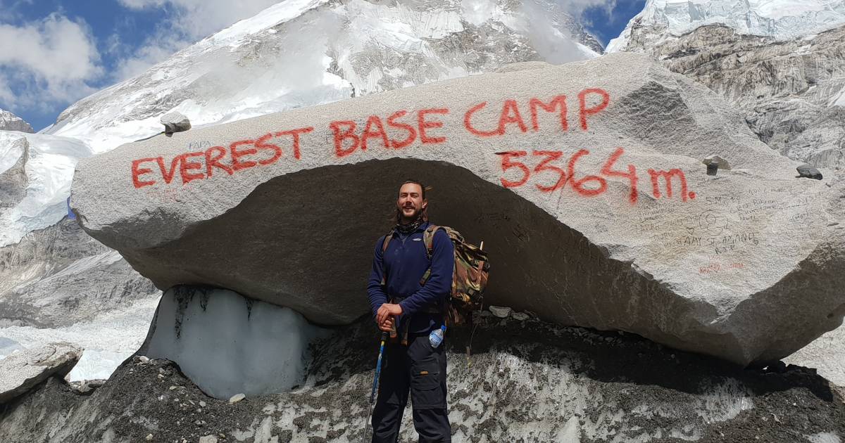 deze man bereikte vandaag het everest base camp op blote voeten rotterdam ad nl
