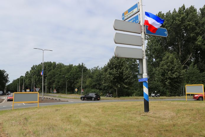 Omgekeerde Nederlandse vlag elders in ons land op een rotonde.