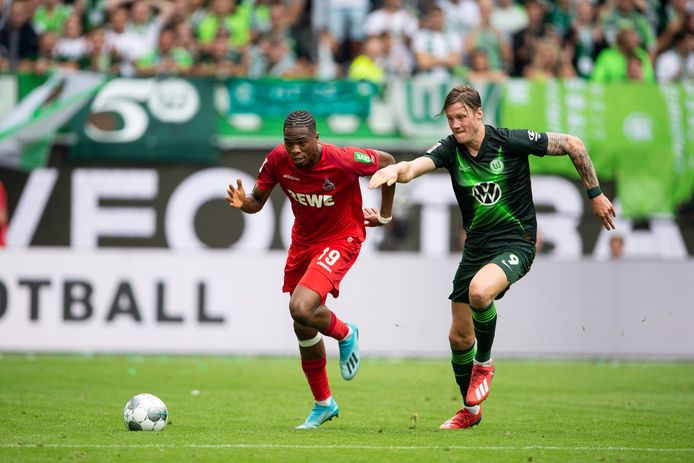 Wout Weghorst achtervolgt Kingsley Ehizibue.