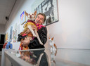 Expositie Honden, honden en nog eens honden. Twentse kunstenaars schilderen/fotograferen hun hond
Carolien Koopman met 1 van haar Podenco honden.