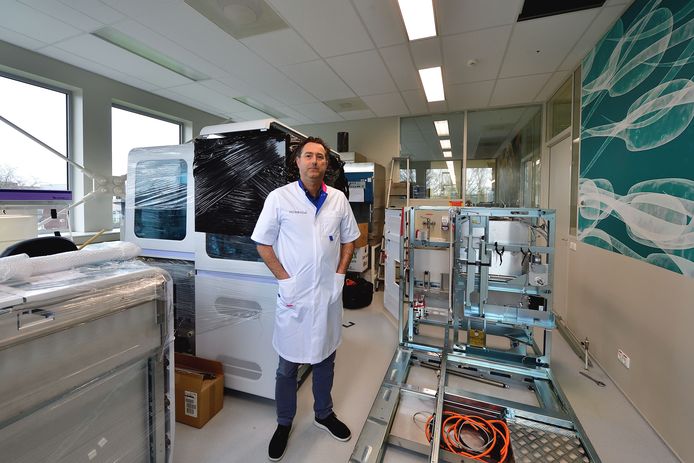 Microbioloog Bram Diederen bij het nieuwe coronatestapparaat dat nog opgebouwd moet worden in Bravis ziekenhuis locatie Roosendaal.