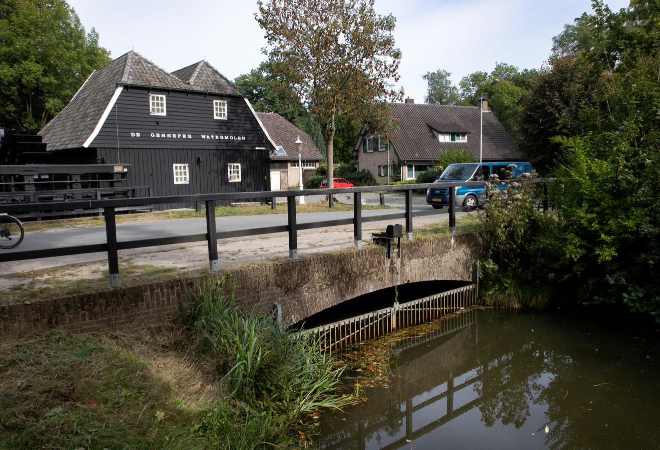 De Genneper Watermolen, met rechts ernaast het oude gebouw van het Milieu Educatie Centrum (MEC) en daarnaast de al jaren leegstaande villa. Beide gebouwen zullen worden gesloopt.