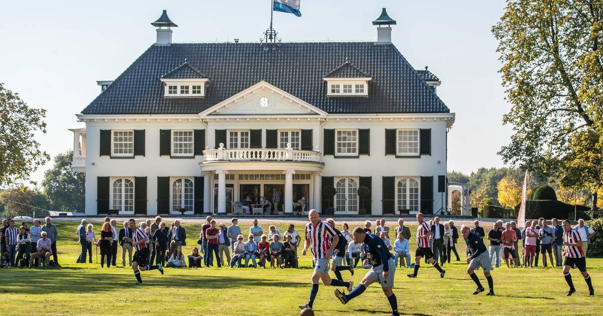 In beeld voetballen zoals in 1885, in de tuin van de familie Van Heek