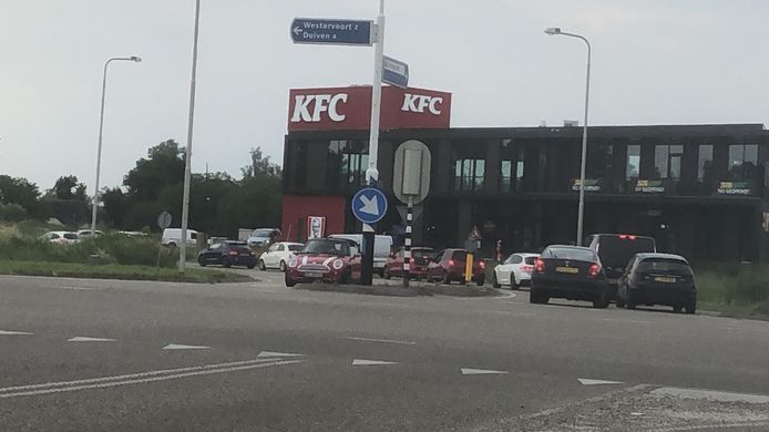 fastfoodgigant nog geen week open en het verkeer loopt muurvast piekmoment na opening van kfc liemers gelderlander nl