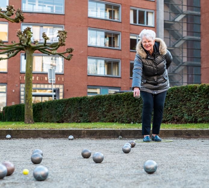Nelly Koch (74) speelt graag met een vast club een potje jeu de boules. Haar grote wens is een baan in het centrum van Dordrecht.