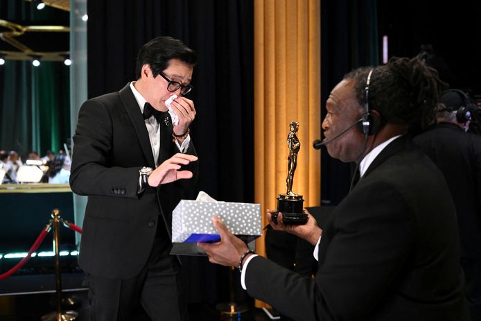 Ke Huy Quan ému après avoir remporté l'Oscar du meilleur second rôle.