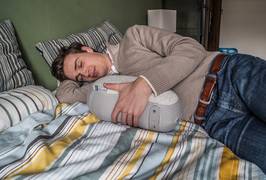 Omdat Julians moeder slecht sliep is er nu voor iedereen een middel om goed te slapen: ‘Veilig gevoel’