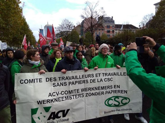Zo'n 1.500 mensen betogen in Brussel tegen de migratiepolitiek van de federale regering.