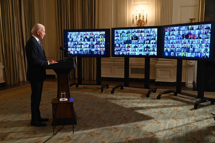 De Amerikaanse president Joe Biden houdt een virtuele installatiesessie in de State Dining Room van het Witte Huis nadat hij zelf is ingezworen als president.
