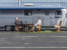 Tom Hanks verkoopt unieke caravan: 11 meter lang, mét kleedkamer en handtekeningen
