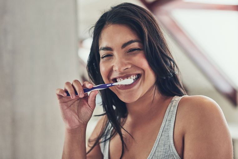 kun je beter voor of na het ontbijt tandenpoetsen? Beeld Getty Images/iStockphoto