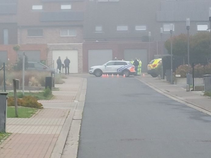 De omgeving van de Abeelstraat in de wijk Bijloke in Zottegem is na een bommelding bij een leerkracht van de secundaire school Mariagaard in Wetteren afgesloten door de hulpdiensten.
