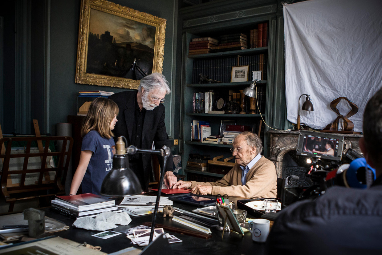 Michael Haneke (midden) met acteurs Fantine Harduinen en Jean-Louis Trintignant op de set van 'Happy End'. Beeld TR BEELD