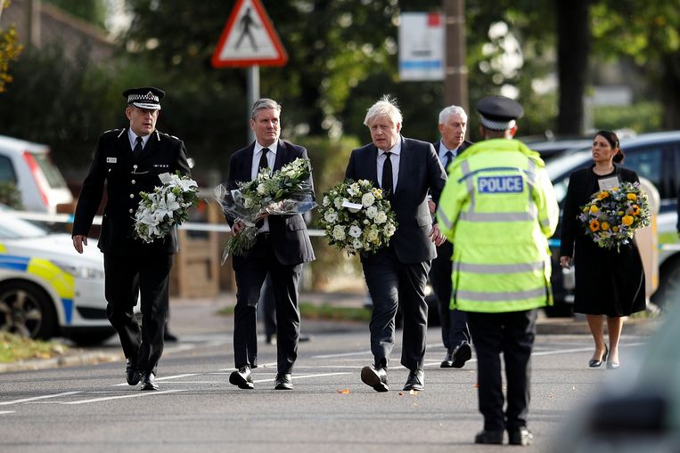 Premier Boris Johnson en Labour-leider Keir Starmer bregen een bezoek aan de kerk waar de aanslag plaatsvond. Beeld REUTERS