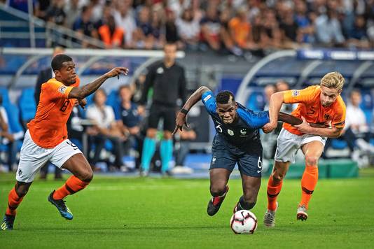 Frenkie de Jong in duel met Paul Pogba.