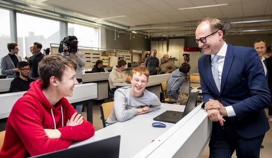 Plots moeten ouders tot 600 euro betalen voor schoollaptop: ‘Het moest allemaal veel te snel gaan’