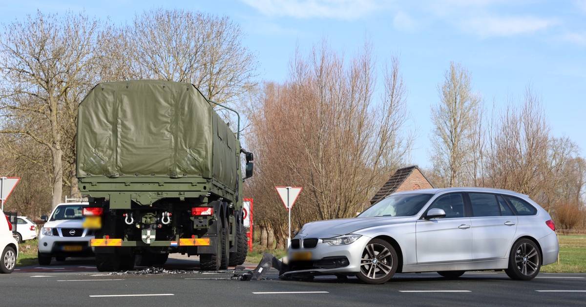 Automobilist raakt gewond bij botsing met vrachtauto in Boxtel.