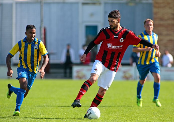 Jaouad El Yaacoubi (r.) in actie namens ONA. Hij is samen met zeven medespelers met onmiddellijke ingang geroyeerd door de club.