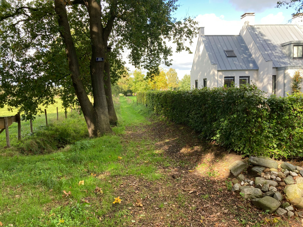 Het gewraakte paadje in Schaijk, met rechts het huis en de tuin van de familie Van de Wijngaard
