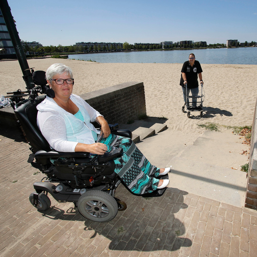 Ingrid Lucas ijvert voor een rolstoelpad naar de waterkant bij De Boulevard. Het CDA van Stefaan Verheugt schiet haar te hulp.