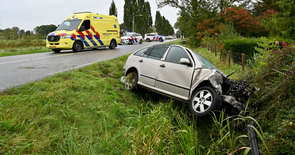 Automobilist gewond door harde botsing met lijnbus tussen Angeren en Doornenburg.