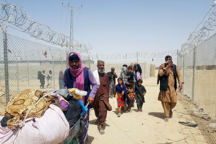 Foto ter illustratie: Afghaanse families lopen via de grenspost naar Pakistan.
