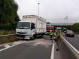 Vrachtwagen zweeft tegen spoorwegbrug in Sint-Denijs-Westrem