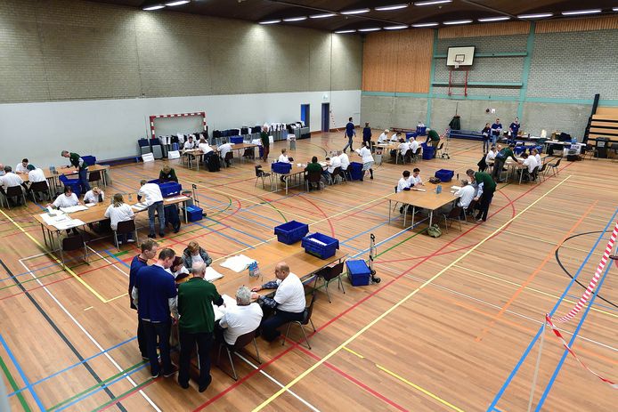 De uitgebrachte stemmen worden geteld in sporthal Gageldonk.